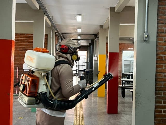 SEDUC DEDETIZA ESCOLAS MUNICIPAIS E INSTALA 20 NOVOS APARELHOS DE AR-CONDICIONADO
