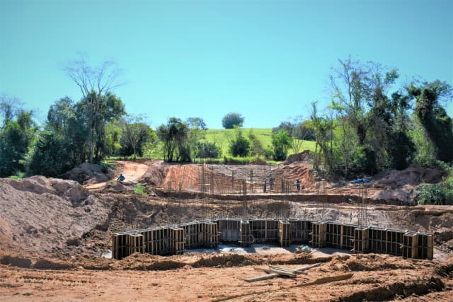 OBRAS DA NOVA PONTE DE CONCRETO NO BAIRRO TIMBURI AVANÇAM PARA FASE DE CONCRETAGEM DOS PILARES